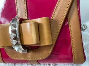 Borsa a tracolla Christian Louboutin Sweet Charity con patta a catena usata - Foto 1 di 6