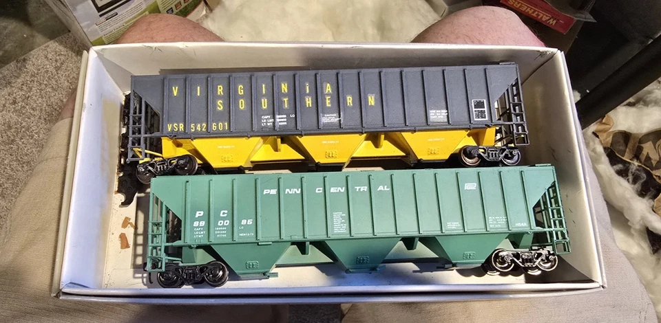 Athearn Bluebox Covered Hoppers HO Scale Pair - Image 1 of 1