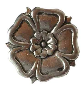 House of York Yorkshire Rose Hand Made Pewter Pin Badge - Foto 1 di 3