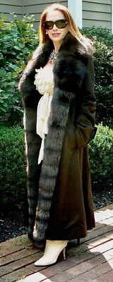 ABRIGO DE PIEL FENDI FISHER SABLE**REVIERTE A CUERO MARRÓN O LANA DE ALPACA**6-8 - 10 Foto 1 de 4