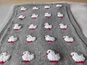Handgestrickte Babydecke aus Wolle mit weißen Enten Babydecke mit weißen Vögeln - Bild 1 von 5