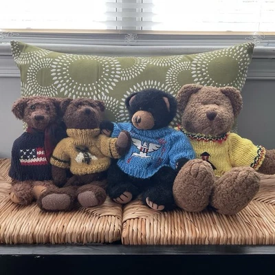 Винтажный лот из 4 плюшевых медведей - 2 медведя Boyd, 1 медведь Russ, 1 неизвестный со свитерами - Изображение 1 из 4