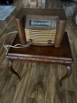 Mesa auxiliar Bombay vintage con radio original Foto 1 de 4