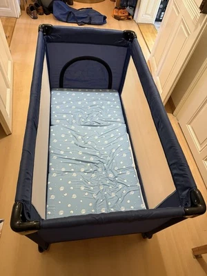 Reise Kinderbett mit Matratze 60 cm x 120 cm - Bild 1 von 4