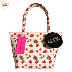 NUEVO Bolso de Mano Betsy Johnson Aislado Almuerzo Fresas Bayas Rayas - Imagen 1 de 7