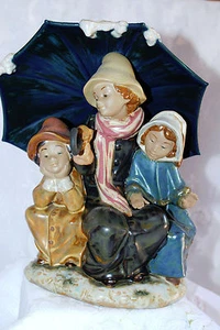 RARE LLADRO "A WINTRY DAY" 01013513 RETIRED FIGURINE THREE UNDER UMBRELLA SPAIN  - Picture 1 of 12