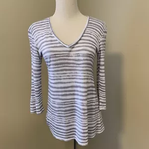 Herrliches Strickoberteil mit V-Ausschnitt und 3/4-Ärmeln und Schlitz hinten Damengröße XS - Bild 1 von 12