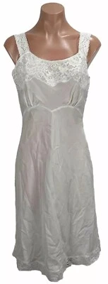 Lencería De Colección Años 60 Dama Lynne Deslizamiento Completo Blanco Encaje Correa Ancha Nylon Blnd M/L ILGWU Foto 1 de 4