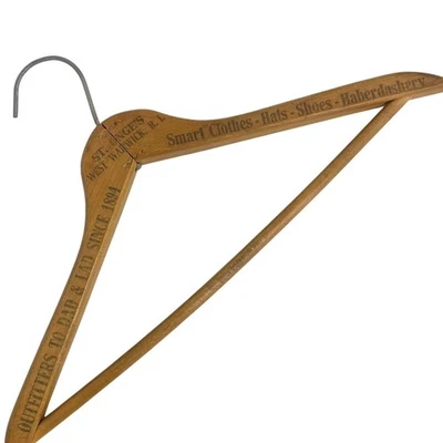 Percha publicitaria de madera St Onge's W Warwick Rhode Island tienda de ropa para hombre  Foto 1 de 4