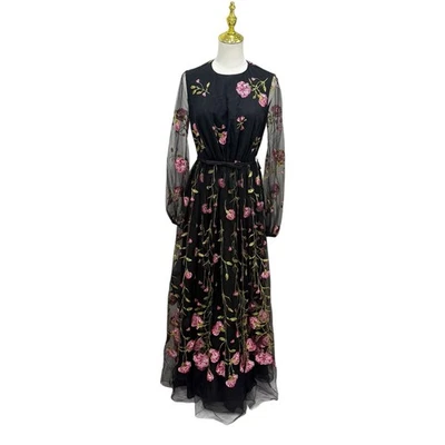 Vestido Giambattista Valli Pre-Otoño 23’ Negro Rosa Bordado Manga Larga $7000 Foto 1 de 4