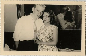 ALTES FOTO - VINTAGE SNAPSHOT - LIEBESPAAR SPIEGEL SPIEGEL -LOVERS MIRROR - Bild 1 von 1