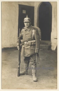 WW1: German Soldier With Backpack In Uniform / Pickelhaube (Vintage RPPC 1910s) - Imagen 1 de 1