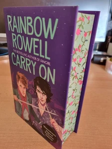 Carry On - Rainbow Rowell SIGNED Waterstones Limited First edition Stencil Edge - Bild 1 von 10