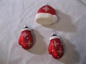 3 Stück 2,5" Glas Weihnachtsmütze & Handschuhe Ornamente HANDBEMALT mit glitzernden Akzenten - Bild 1 von 10