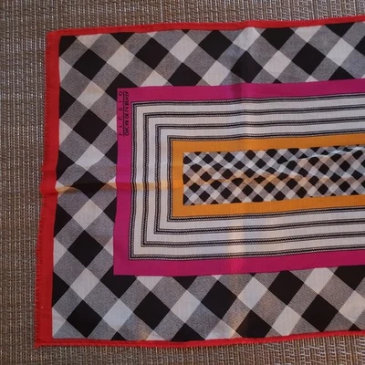 Bufanda rectangular Oscar de la renta negra a cuadros rosa seda 52 pulgadas x 10 pulgadas usada en excelente estado Foto 1 de 4