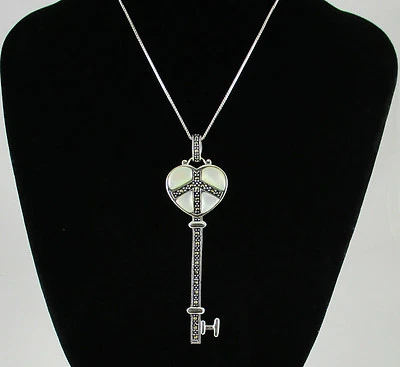 Colgante y cadena de caja de marcaita y nácar en forma de llave de ley Foto 1 de 4