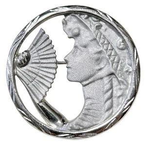Spilla rotonda ventaglio Lady Holding tono argento revival vittoriano non firmata vintage - Foto 1 di 4
