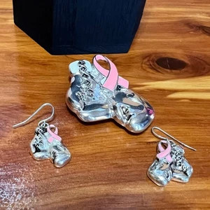 Rosa Band Krebs Boxhandschuh Anhänger Brosche & Ohrhänger silberfarben - Bild 1 von 7