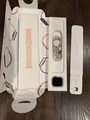 Apple Watch SE 40mm Estuche de Aluminio Dorado con Correa Deportiva de Arena Rosa (GPS + Celular)  Foto 1 de 4