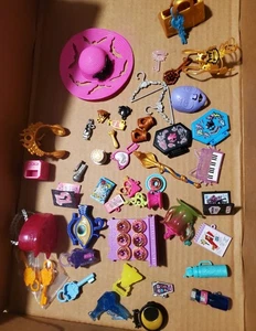 Monster High Zubehör Set diverse Artikel, plus 2 Puppen - Bild 1 von 7