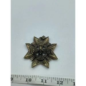 VINTAGE Boy Scout? Croce distintivo in metallo con giglio - Foto 1 di 2