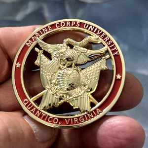 Autentica *RARA* Ritaglio Corpo dei Marines Università Quantico Virginia Challenge Coin - Foto 1 di 9