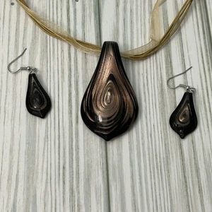 Collana con ciondolo in vetro a goccia marrone fatto a mano e orecchini abbinati - Foto 1 di 7