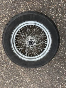 Llanta de radios traseros Harley Davidson OEM 16x3,00 T16x3 D DOT usada Dunlop D401 - Imagen 1 de 15