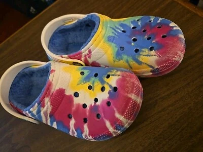 Crocs классическая подкладка - галстук краситель - молодежи ребенка размер 13 многоцветный радужный мех - Изображение 1 из 4