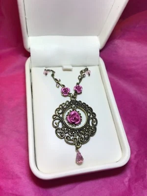 Femenino, Dije Victoriano, Collar Color Bronce con Rosas Foto 1 de 3