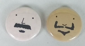 Lote de dos botones pinback arte dibujo facial pequeños - Imagen 1 de 5