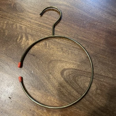 Percha de bufanda de cinturón de metal redonda vintage con puntas de goma roja *tono dorado* era de los años 70 Foto 1 de 4