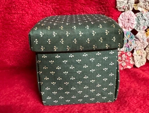 Singer Sewing Boith Minit Thread Spools Scissors Needles Pin Cushion Green Print - Picture 1 of 6