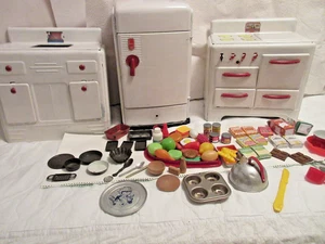 Küchenspielset: Vintage 30er Jahre Metallherd, Spüle, Kühlschrank mit alten, neueren Artikeln - Bild 1 von 15