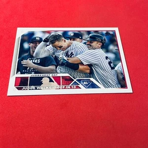 Tarjeta Topps 245 Aaron Judge... DÍA DEL JUICIO... Yankees de Nueva York... 2023 - Imagen 1 de 2