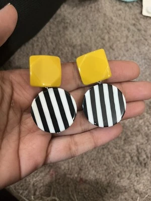 Pendientes negros blancos amarillos estilo vintage retro acrílico lucite perforados gruesos Foto 1 de 4