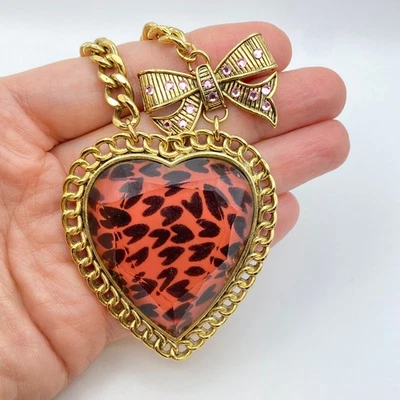 NUEVO SIN ETIQUETAS De Colección BETSY JOHNSON Rojo Leopardo Corazón Arco Colgante Collar Tono Dorado 32" Foto 1 de 4