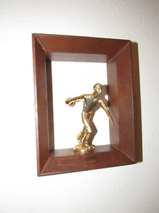 ANTIGUO TROFEO DE PREMIO DE BOLICHE COLGANTE DE PARED DE METAL NOGAL VINTAGE - Imagen 1 de 5