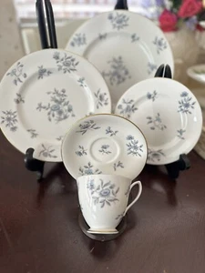 Royal Albert Greensleeves 5 Piece Place Setting RARE Plates Tea Cup Saucer EUC - Picture 1 of 14