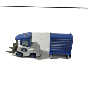 Disney Pixar World Of Cars, 2 Cars, Easy Idle Pitty e Cassetta degli Attrezzi, , Scala 1/64 - Foto 1 di 9