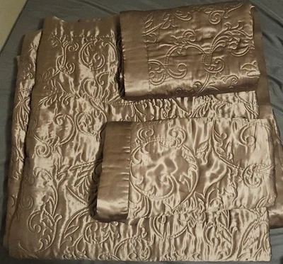 Vintage Discontinued Fieldcrest Luxury 100% Silk Full/Queen With Pillow Shams. - Image 1 of 4
