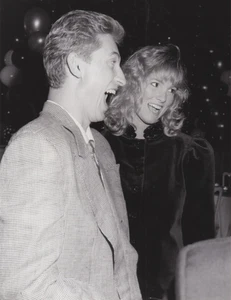 Foto de prensa tipo 1: 1988 NHL L.A. Kings Wayne Gretzky & Wife en el restaurante Spago - Imagen 1 de 2