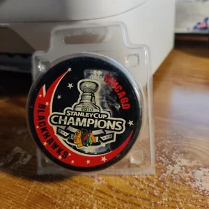 Chicago Blackhawks 2010 NHL Stanley Cup Champions Souvenir Hockey Puck. NEU - Bild 1 von 2