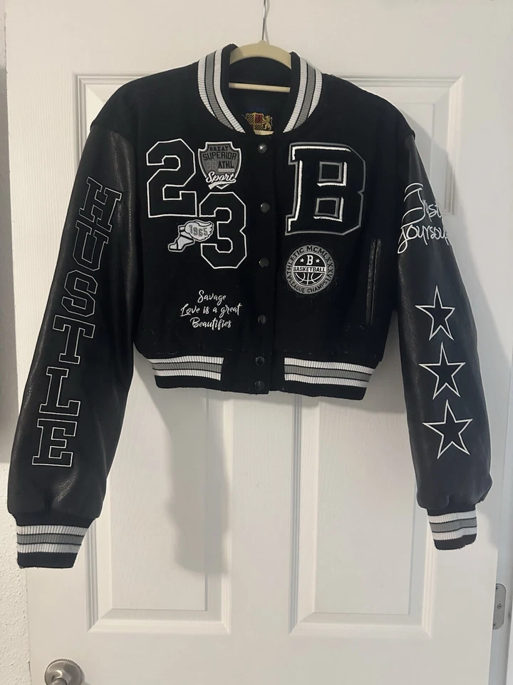  Chaqueta universitaria corta de lana con parche Red Fox para mujer Foto 1 de 3