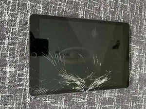 Apple iPad 9. Gen WiFi 256GB (A2602) Space Grau. Displayschaden, sonst gut - Bild 1 von 8