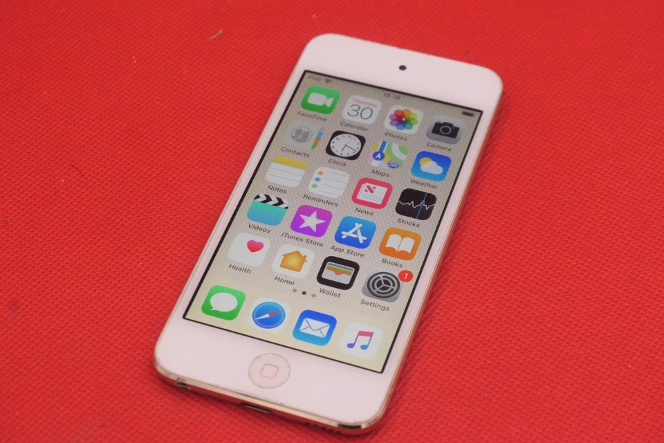 Apple iPod Touch 6th Generation Gold White 16GB Bluetooth MKH02BT/A A1574 - Image 1 of 4