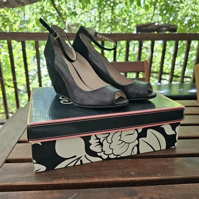 Tacones de cuña Seychelles Twirl de cuero negro y tela punta abierta con correa para el tobillo talla 8 Foto 1 de 4