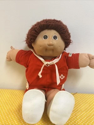 Muñeca de colección Cabbage Patch pelo rojo ojos marrones rojo traje de marinero zapatos de anclaje 1982 Foto 1 de 4