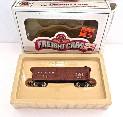 N Gauge Bachmann 53-1040-B2 Wabash Wood Side 41' Sliding door Box Car - Image 1 of 4