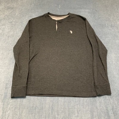 Camisa polo masculina Assn cinza escuro média logotipo pônei malha térmica pescoço Henley EUA - Imagem 1 de 4